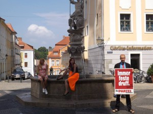 Polonierinnen posieren an der fernost-sächsischen Antwort auf den Trevi-Brunnen