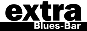 Visueller Stil, Schriftzug/Logo der extra Blues-Bar. Auf weißem Grund in schwarzen Lettern findet sich "extra"; in etwa nur 1/3 der Höhe darunter findet sich ein schwarzer Grafik-Balken, darin rechtsbündig in weißen Buchstaben "Blues-Bar".