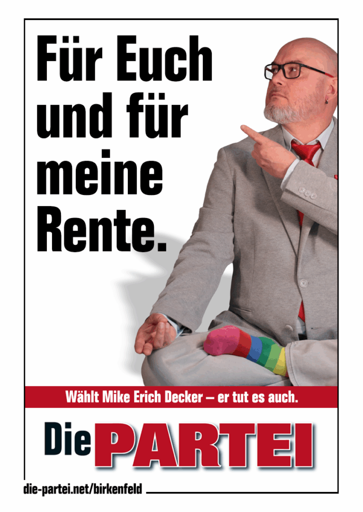 Plakat, Text: Für Euch und für meine Rente. Daneben sitzt ein Mann mit Glatze im Anzug mit rotem Schlips und Socken in Regenbogenfarbe im Schneidersitz. Darunter steht: Wählt Mike Erich Decker - er tut es auch. Die PARTEI KV Birkenfeld