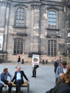 Wahlverlierer Markus Ulbig (CDU) muss im Pressegespräch eingestehen, dass er lieber ebenfalls ehrlich mit diesem Dresden umgegangen wäre (Plakat)