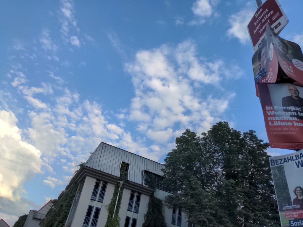 Bild vom Parkhaus in Emmendingen.
Eine Laterne mit 3 herkömmlichen Standardplakaten. Ganz oben: Die PARTEI in rot mit weißen Buchstaben:
Das kommt hier alles weg!