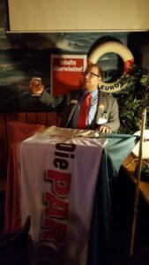 Nico Wehnemann kam extra aus Frankfurt um sich beim Redenschwingerabend zu beweisen und Bier zu trinken.