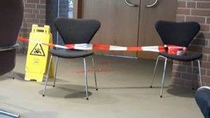 Feenstaub auf der Erde des Sitzungssaales. Im Laufe des Abends wird feucht durchgewischt.