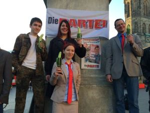 PARTEI-Mitglieder mit Bananen