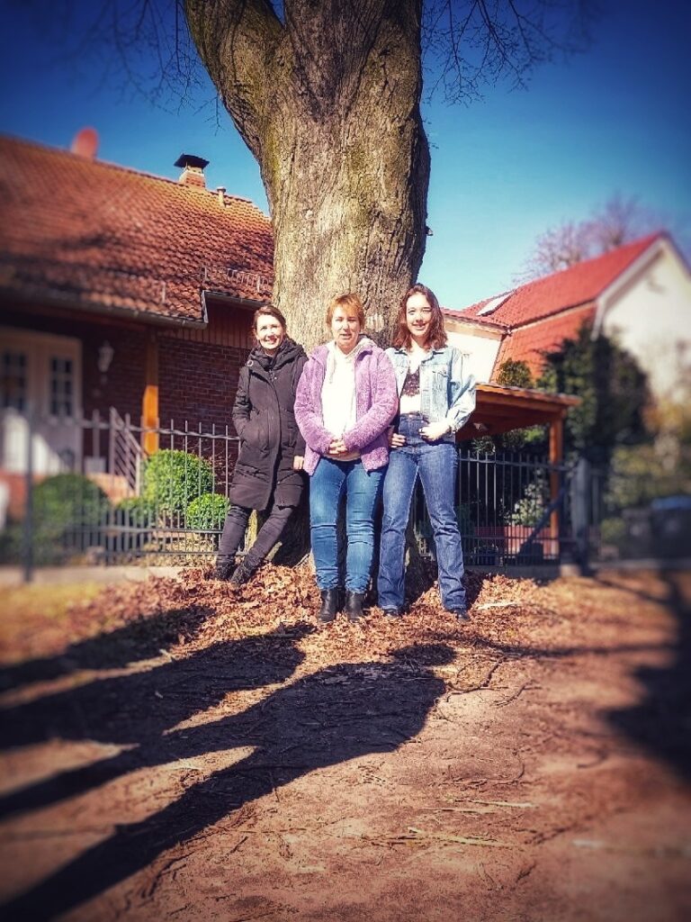Vorstand des PARTEI-Ortsverbands Dallgow-Döberitz. Schatzmeisterin Vivien Tharun (von links), Vorsitzende Andrea Lampe und die stellvertretende Vorsitzende Selina Lampe. Foto: Lars Krause