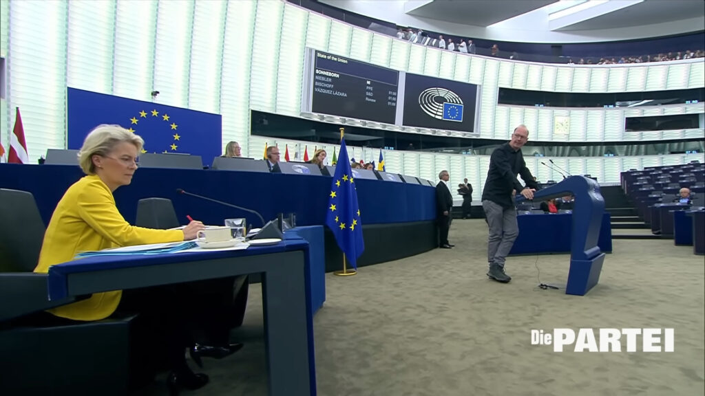 Bild aus dem EU Parlament Rede Martin Sonneborn (Die PARTEI) über Leyen mit Betonfriese.
Link zum Wahlwerbespot ausgestrahlt am 3.6.im ZDF