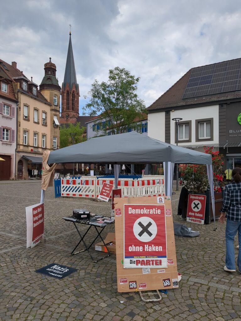PARTEistand auf dem Emmendinger Marktplatz mit Palkaten : "Demokratie ohne Harken. Kein Weltkrieg ohne Deustdchland
