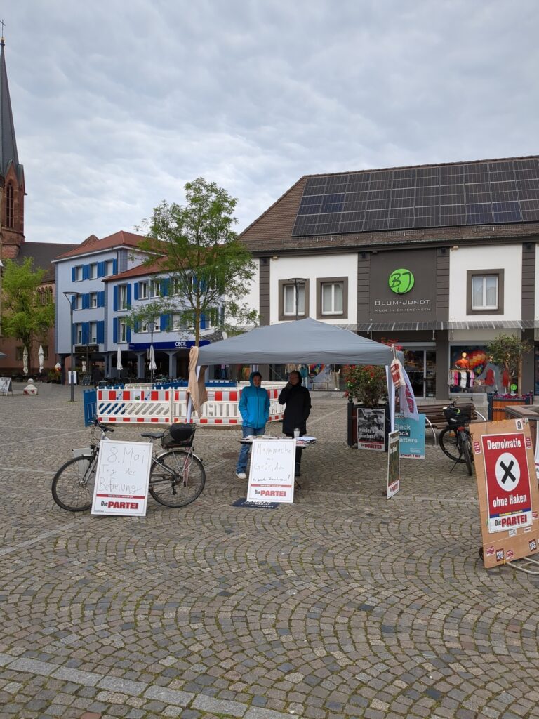 PARTEistand auf dem Emmendinger Marktplatz mit Palkaten : "Demokratie ohne Harken. Kein Weltkrieg ohne Deustdchland