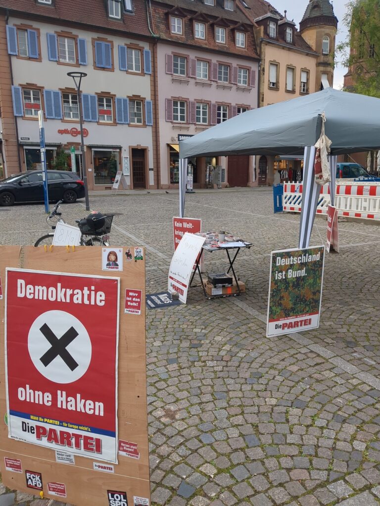 PARTEistand auf dem Emmendinger Marktplatz mit Palkaten : "Demokratie ohne Harken. Kein Weltkrieg ohne Deustdchland