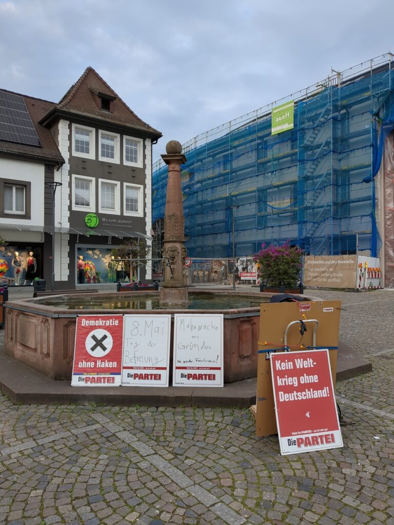 PARTEistand auf dem Emmendinger Marktplatz mit Palkaten : "Demokratie ohne Harken. Kein Weltkrieg ohne Deustdchland