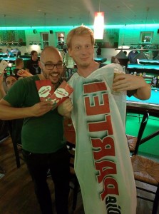 Der BIERbeauftragte des Kreisverbands mit dem Neumitglied der PARTEI.