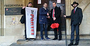 Der Entenabwehrbeauftragte und der Vize vorm Friedenssaal mit einer anonymen Person