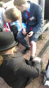 Der Eskalationsbeauftragte wird vom gesamten Vorstand verarztet.