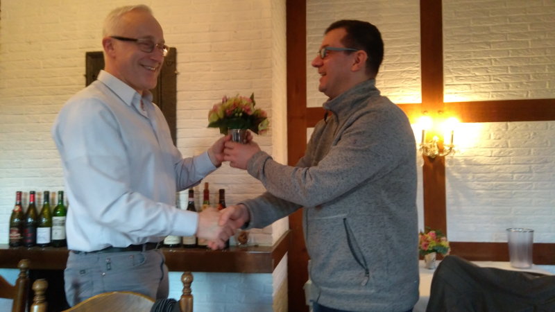 Der frischgebackene Kandidat und 1. Vorsitzende des KV WAF bekommt vom ebenso frischgebackenen 2. Vorsitzenden 1 Blume überreicht.