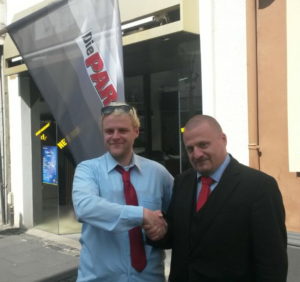 Nach der Kundgebung in Königswinter sichern sich die Vorsitzenden der KV Münster (rechts) und Bonn (links) Unterstützung zu.
