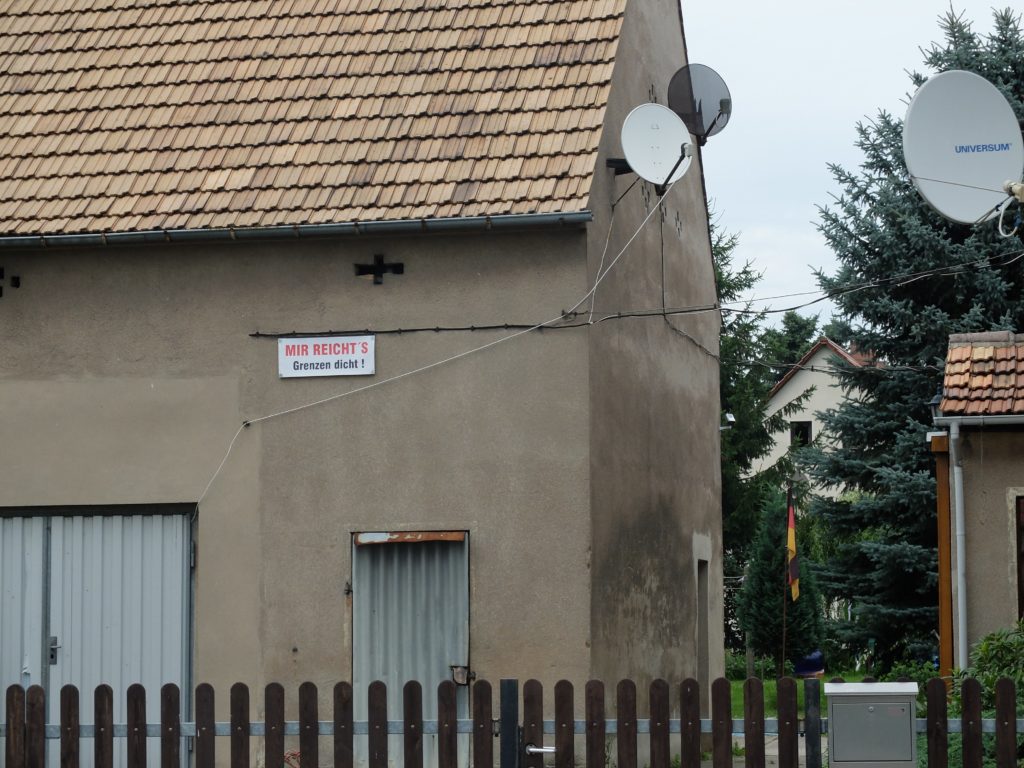 Nicht alle Latten am Zaun