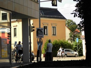 Am belebtesten Platz muss plakatiert werden