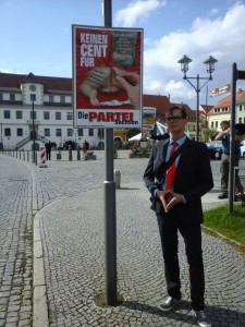 Das Posparschwein-Motiv illustriert durch die Merkelraute. Der neue Kreisvorsitzende von Lausitz-Seenland, Tobias Jainz, vor seiner Wahl