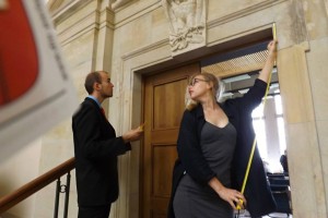 Demokratiefassade pflegen - ein paar Tonnen geschmackvoll gestalteter Carrara-Marmor, und dieser Eingang könnte repräsentativ wirken