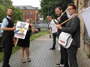 Der nächste passierende Wähler bekommt free hugs in stereo