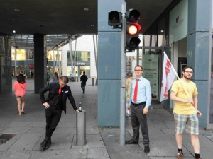 Die ewig rote Ampel am Eingang der Altmarktgalerie soll wohl den Bürger vom Konsum abhalten. Könnte von uns sein