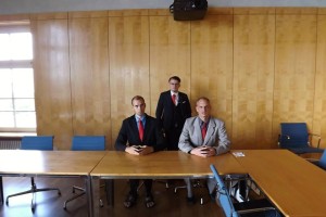 Drei PARTEI-Politiker im Konferenzraum - nach bayrischem Vorbild demnächst eine anständige Zirbelstube