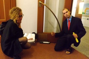 Eine Tür muss mit einem Leitz-Ordner offen gehalten werden! Was sollen wir künftigen Machthaber von solchen Zuständen halten