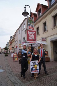 Foto mit drei PARTEI-Aktivisten druff