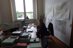 Im Vorzimmer des Ministers für Umwelt und Landwirtschaft ist man klugerweise bereits sehr kooperativ. Maße und Ausstattung sind allerdings so kärglich, dass hier nicht mal ein Lobbyist einziehen würde