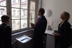 Kleinkariert geschnittene Kaffeeküche. Wie soll hier anständig getratscht werden