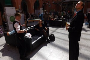 Mäßig edle Ledercouchen inmitten von Wänden mit eilfertig schattiertem Terracottaanstrich. Unsere Innenarchitektin lässt es nicht durchgehen