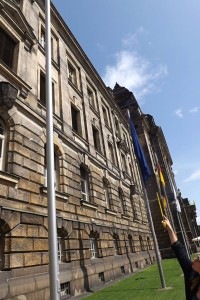 Nichts zu beanstanden - man hält der PARTEI-Fahne bereits einen Masten frei