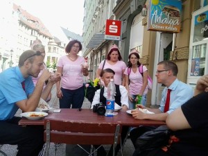 Sogleich wurden wir von einheimischen Damen begrüßt, die sich extra für uns in altrosanes Gewand geworfen hatten. Aber warum