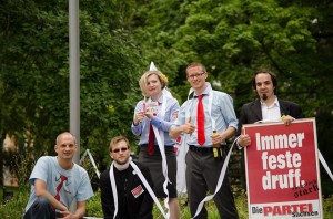 Wir wissen zwar nicht, warum die Stadt mit Krepppapier dekoriert war, haben aber gerne dieses Foto gemacht