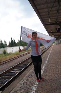 Yoga mit der PARTEI-Fahne