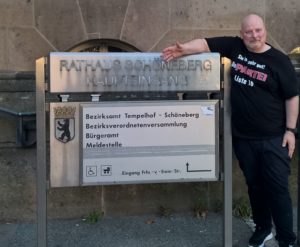 Am richtigen Eingang (2)