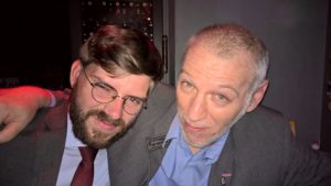 Mindestens ein lachendes und ein weinendes Auge