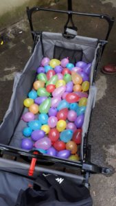 Ein grauer Anhänger, gefüllt mit Wasserbomben