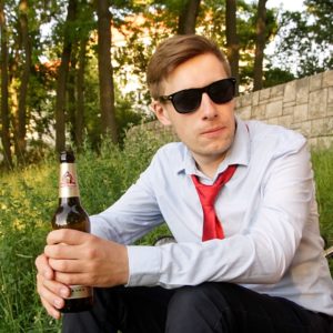 Der Schatzmeister Johannes Linke. Biertrinkend.