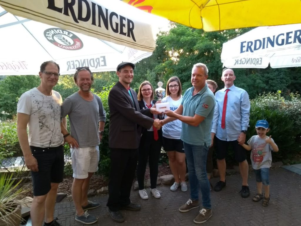 Spendenübergabe: Die PARTEI KV Wesel unterstützt Flüchtlingshilfe Rheinberg e.V.